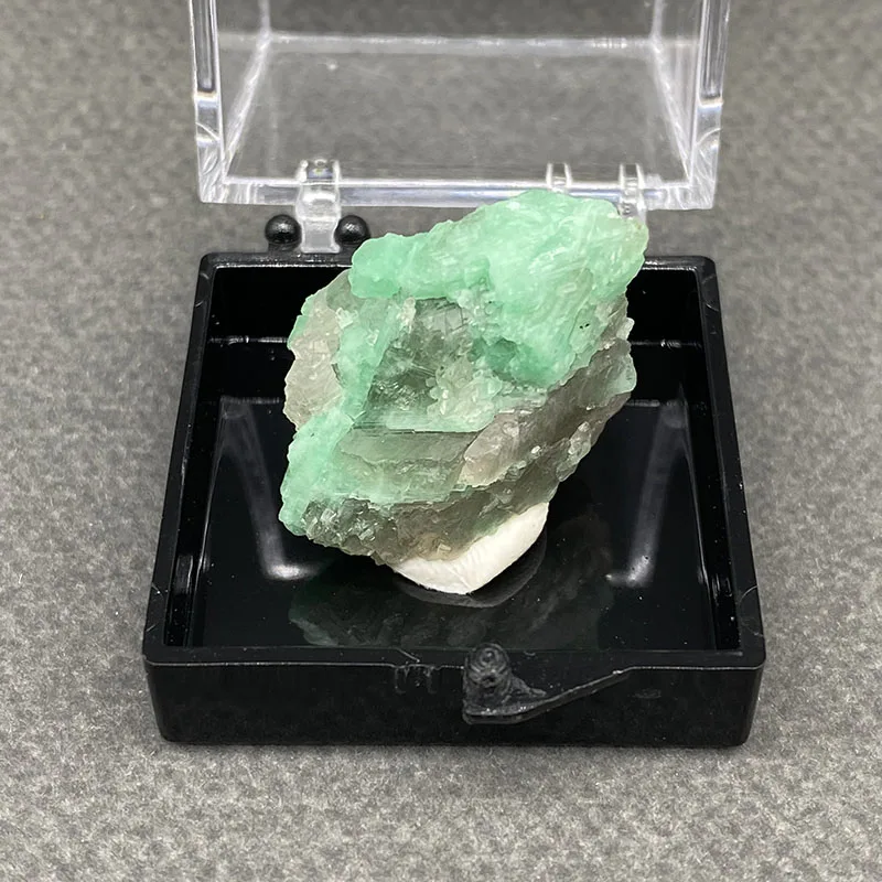 100%  Natural Emerald Mineral Specimens Stones and Crystals Healing Crystal   +Box size:35*35*35 mm