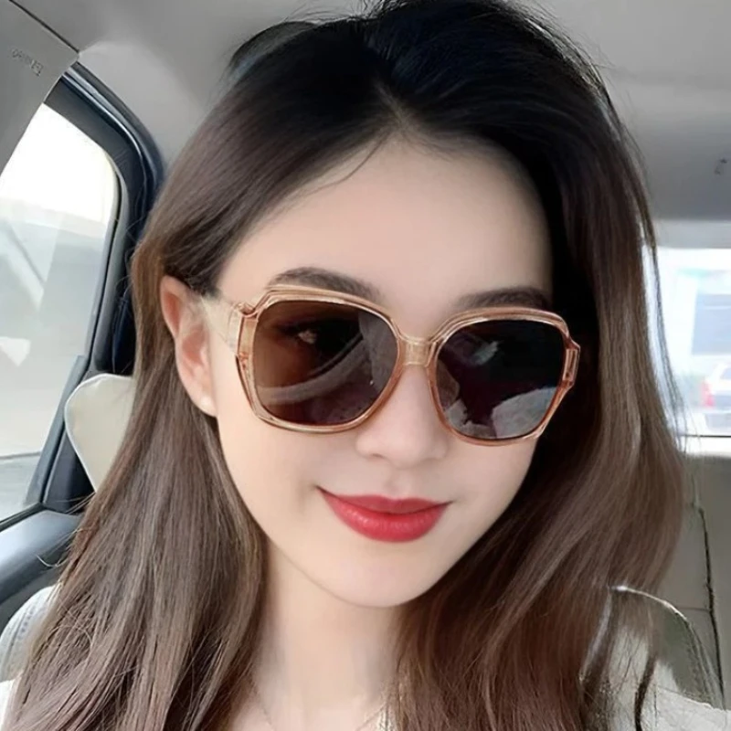 편광 선글라스는 근시 안경을 덮을 수 있어 남녀공용 UV 차단 기능이 있어 운전 시 둥근 얼굴을 더욱 얇게 보이게 합니다.