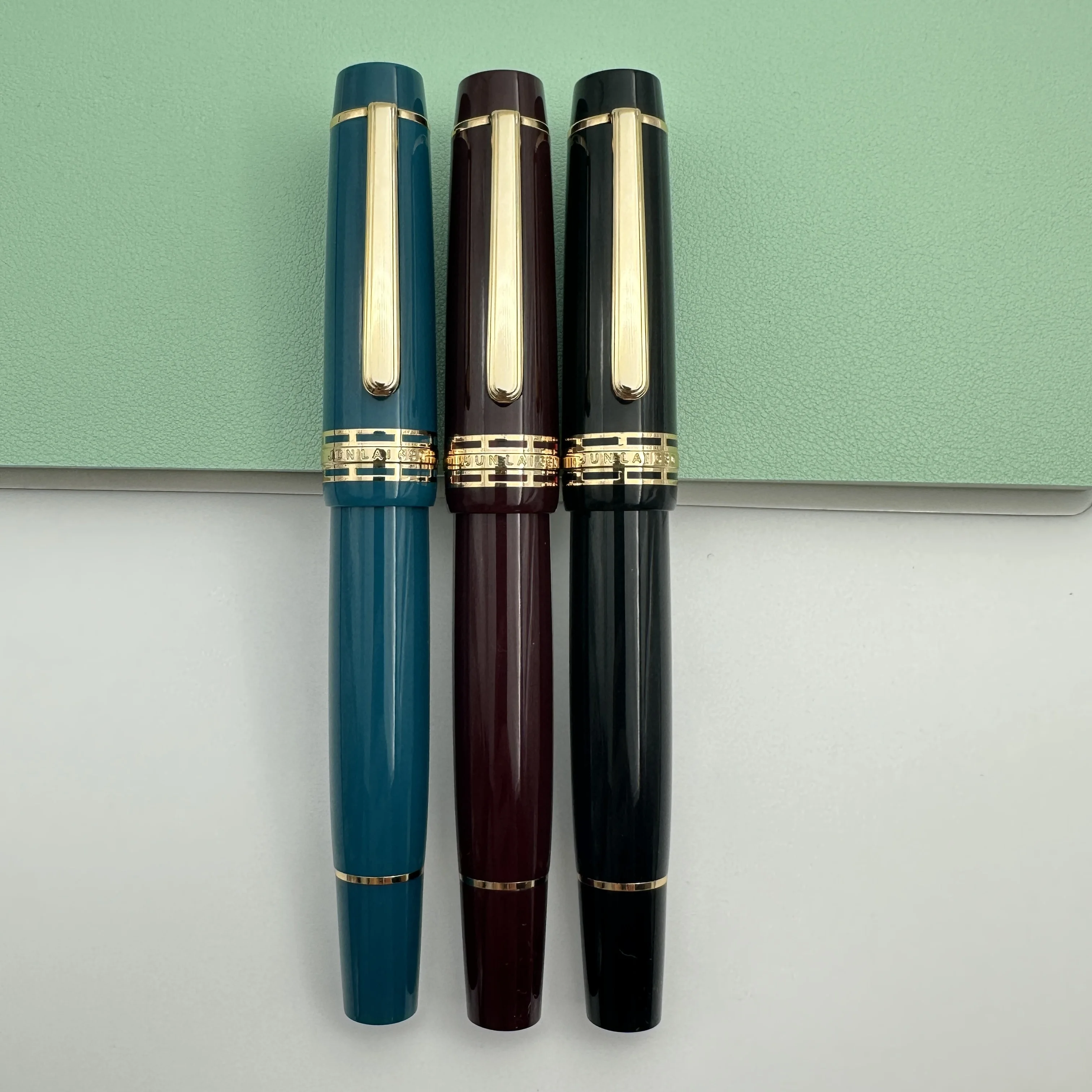 Yongsheng Junlai 630 Acryl Vulpen, Maat 8 Middelgrote Punt met Piston Yongsheng Junlai 630 Acryl Vulpen, Maat 8 Middelgrote Punt met Piston
