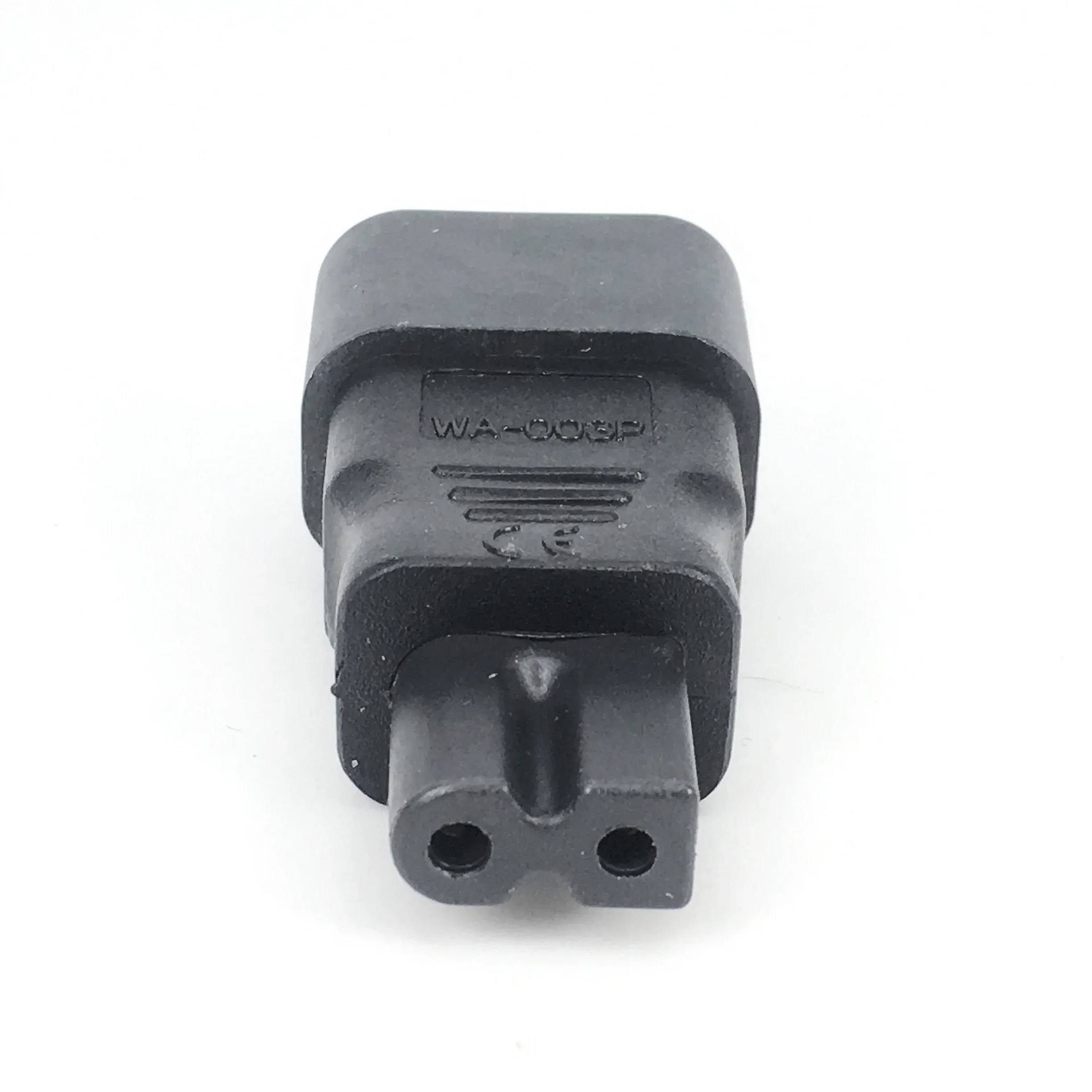 Adattatore polarizzato IEC 320 da C14 a C7, convertore di alimentazione IEC da 3 poli maschio a 2 poli femmina Figura 8 Adattatore CA 10A 250 V  44