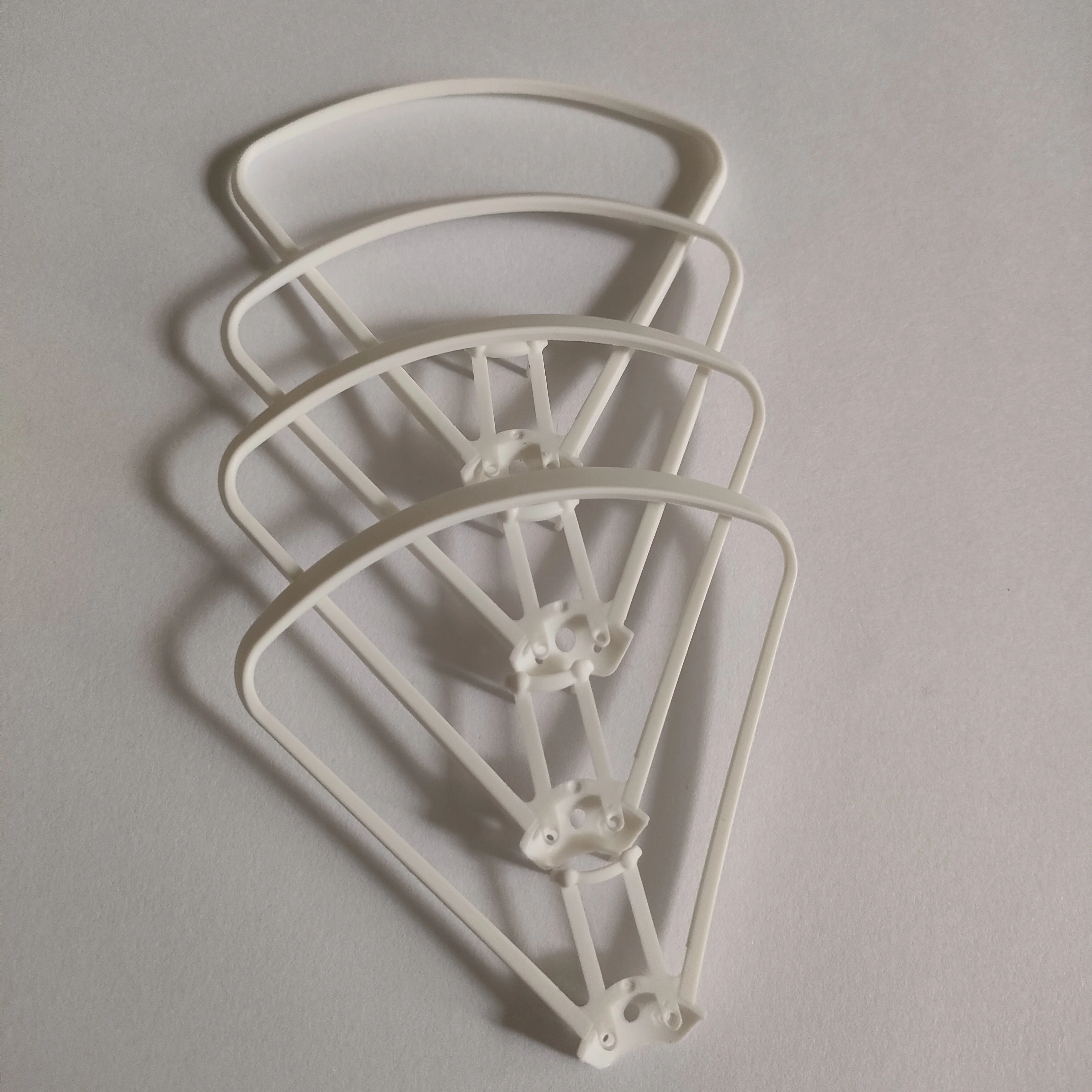 Ensemble de pales d'hélices multicolores sur fond blanc, lot de rechange pour drone.