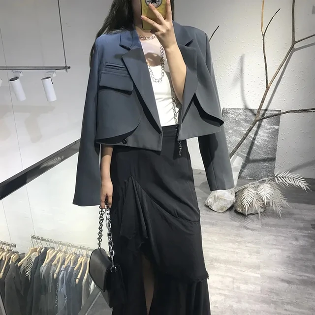 여성의 옷장에 필수적인, 다양한 옷차림에 쉽게 통합될 수 있는 세련된 짧은 정장 재킷