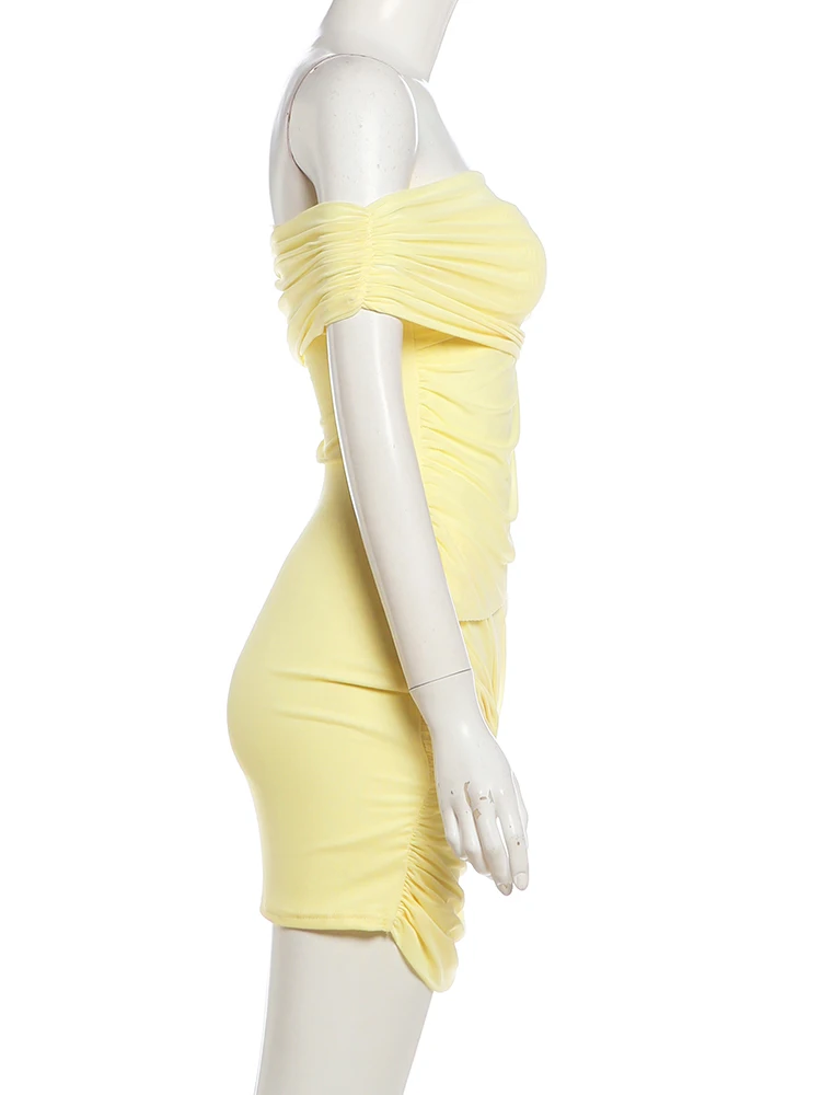 zblizenie na sukienkę bodycon z dekoltem w szpic