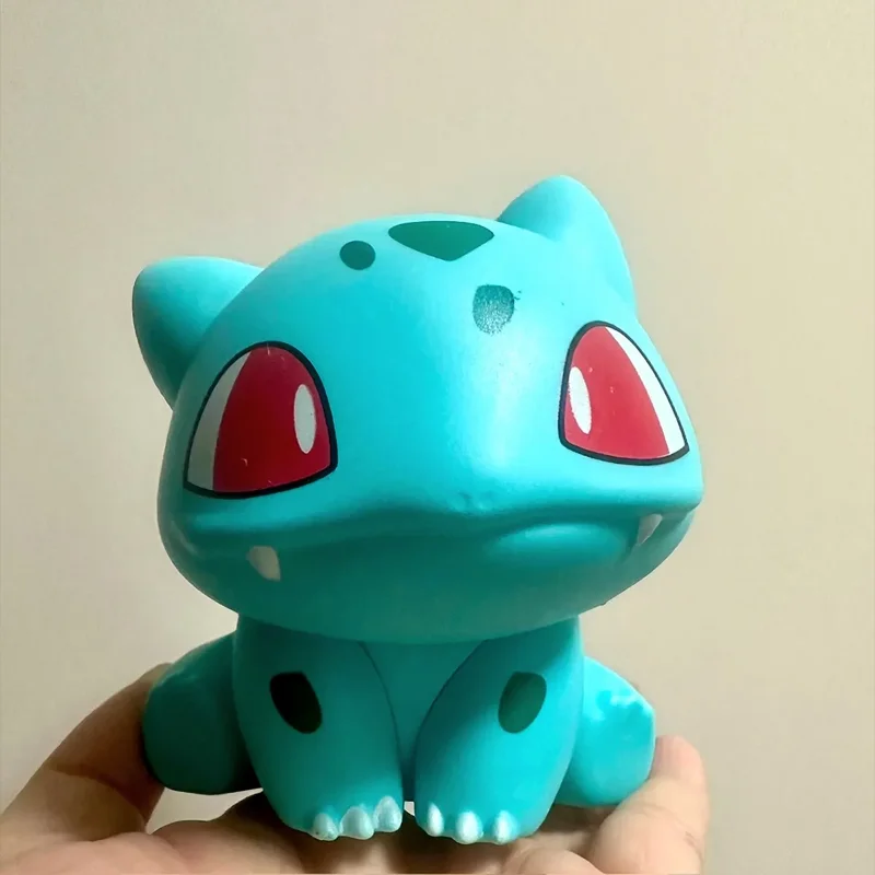 12cm Miniatur Q-Version Bulbasaur Figur Niedliche Taschenmonster Sammlerfigur Auto PC Desktop Deko Anime Spielzeug Geschenk