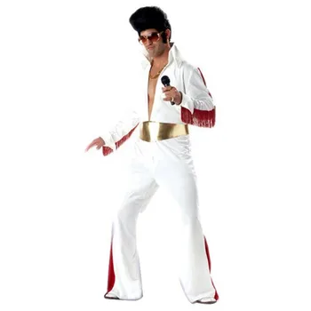Homme debout portant le costume emblématique blanc d'Elvis Presley, avec une perruque et des lunettes, tenant un micro à la main