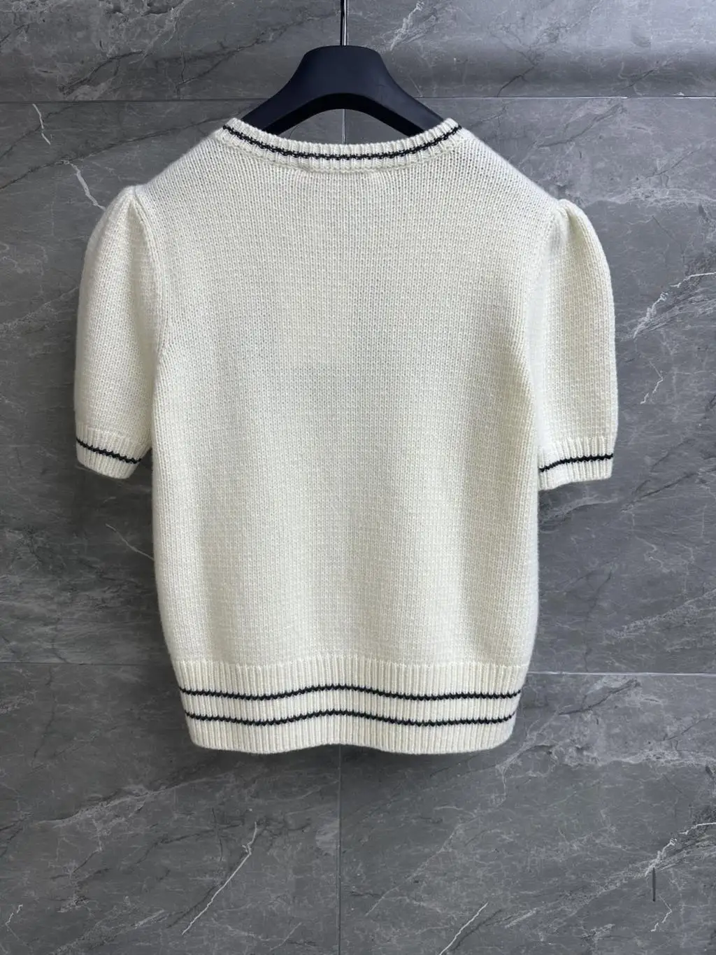 

Short-sleeved sweater with classic crew neck and puffy sleeves designed with hand-embroidered upper body to slim
