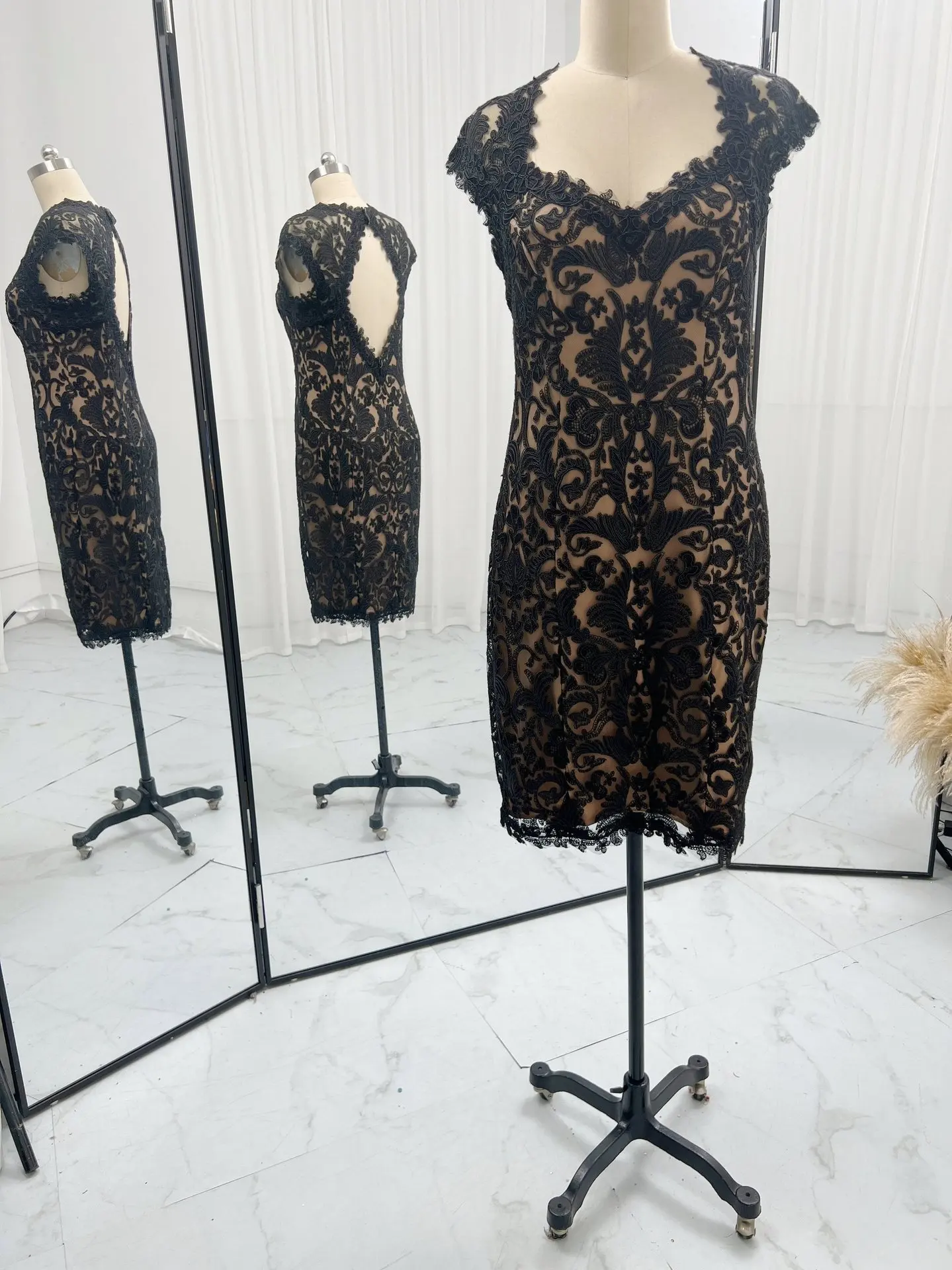 

Black Sexy V -Neck -Back Lace Lace Hip Skirt Slim Night Dress M1612