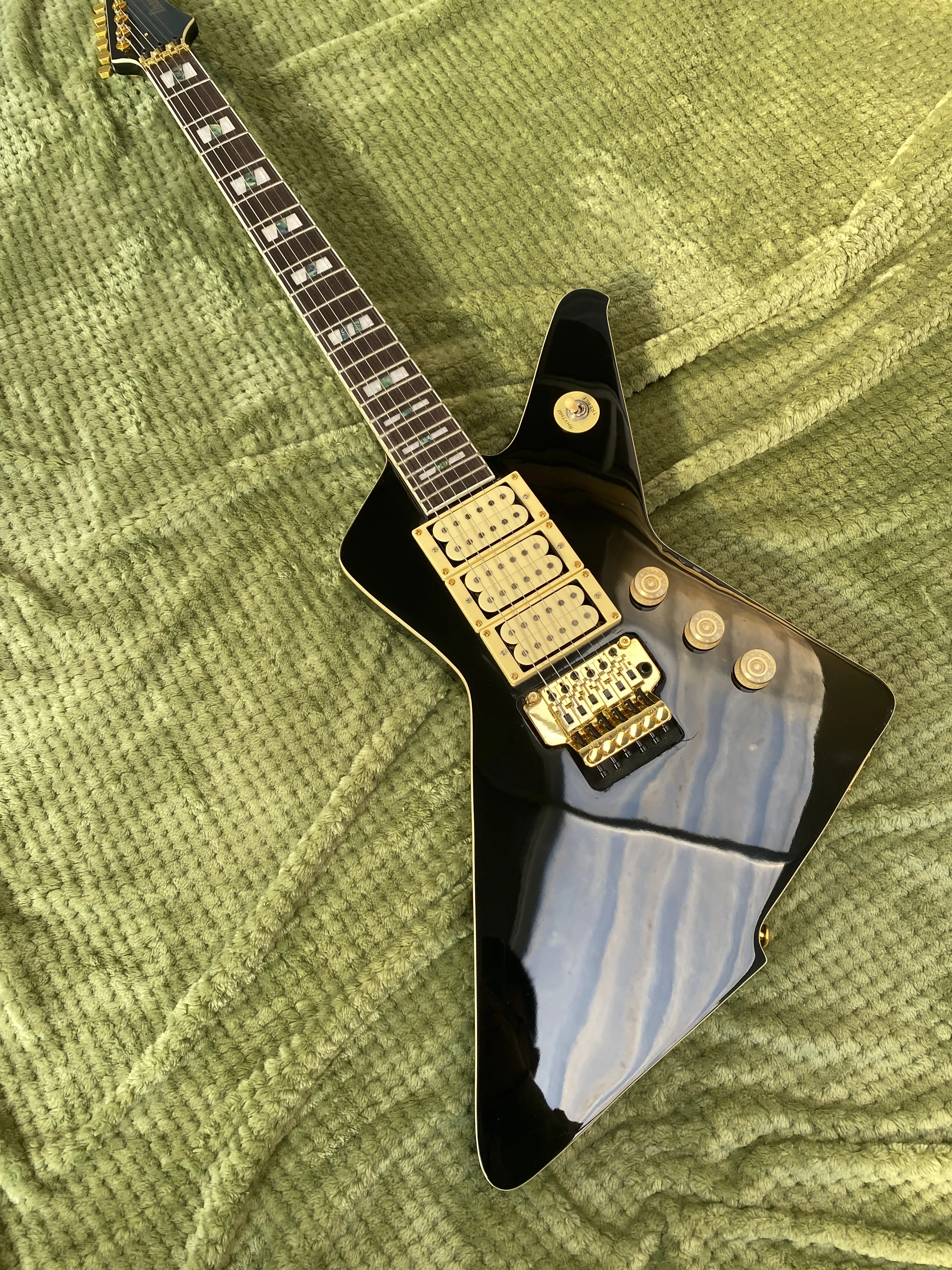 

Spot high-quality electric guitars, goose shapes, vibrato system，Spot，gold accessories, shell inlays, free shipping to your home