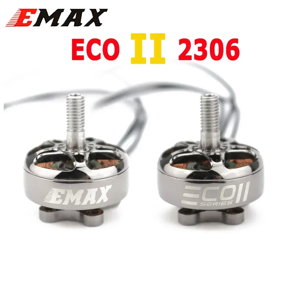 Pack de trois moteurs brushless EMAX ECOII V2 2306 alignés sur une surface blanche, prêts à l'emploi.