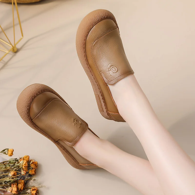 새로운 진짜 가죽 신발 여성 럭셔리 발레 플랫 여성 캐주얼 슬립 드라이버 신발 숙녀 수제 모카신 여성 레드 로퍼