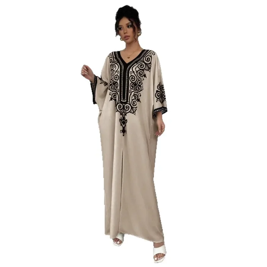 جلابية بيج بتطريز أسود