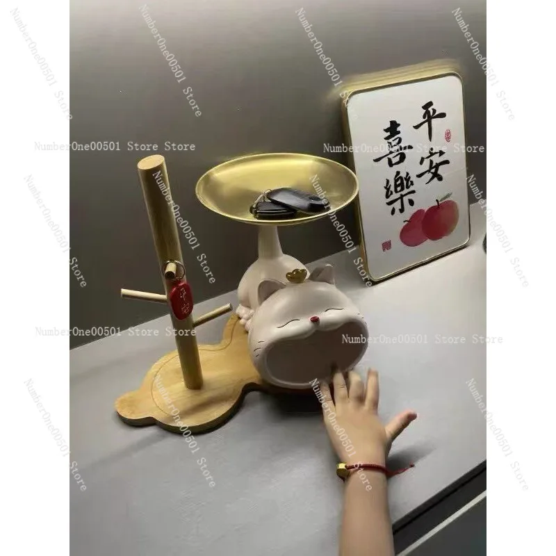입구 수납 선반 마네키네코가 문 장식에 열쇠를 놓아두었습니다.