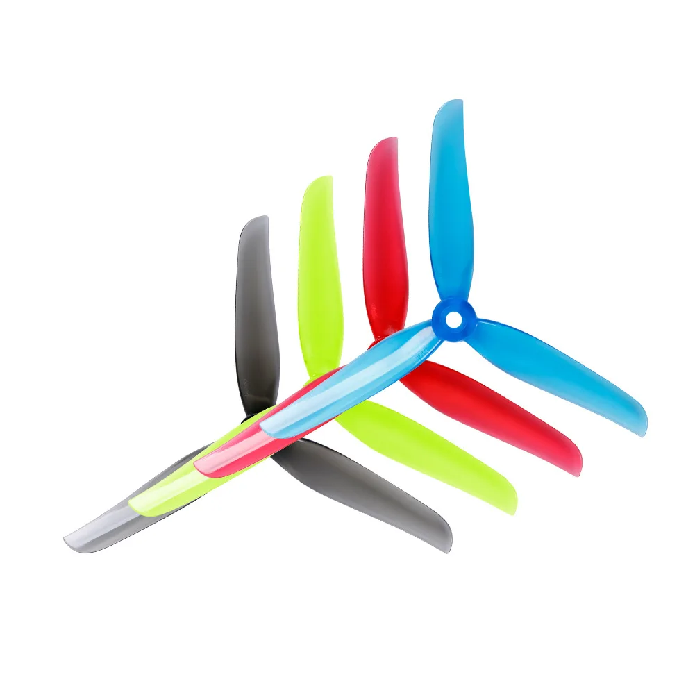 Pilote lançant un drone de course iFlight, symbole de performances et d'agilité pour les compétitions.