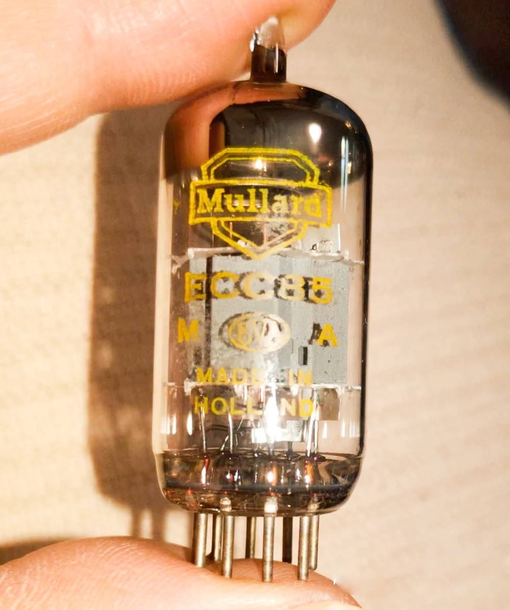 Mullard ECC85 vacuum tube replaces 6N1 6H1N tube for audio amplifiers providing parameter matching 4