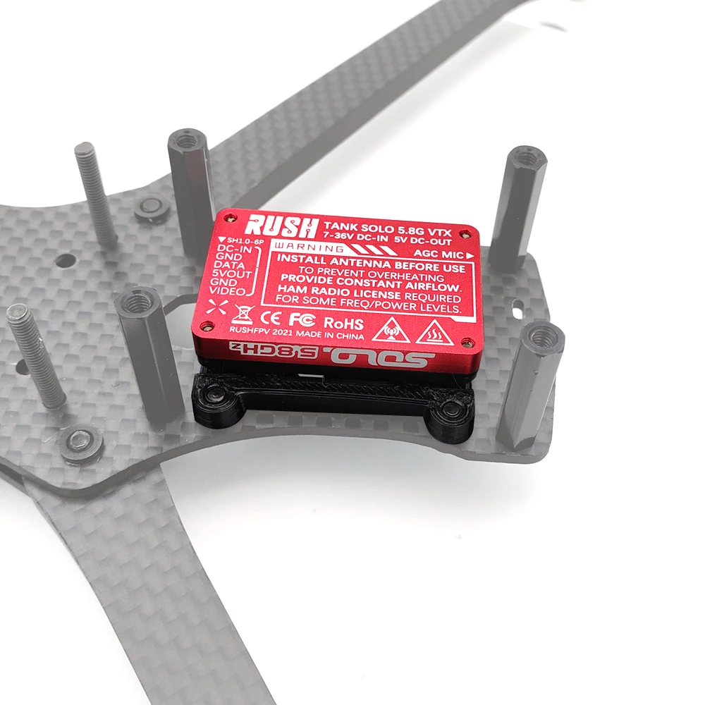 Support VTX imprimé 3D en TPU orange pour drone FPV, fixé sur châssis avec vis, compatible 30mm et 20mm.