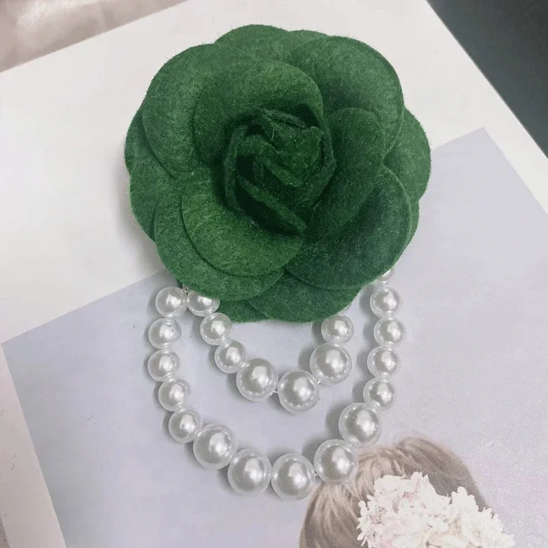 Spilla vintage a camelia con dettagli perlacei 1567 all'ingrosso per il tuo negozio