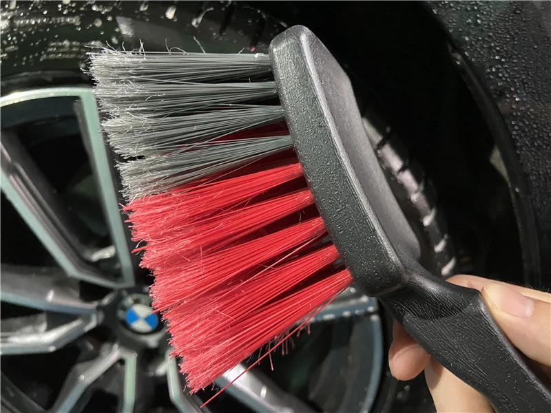 Lucullan Ergonomischer PP-Griff, graue und rote, weiche Borsten mit fliegender Spitze, Premium-Radreinigerbürste – Detail 5