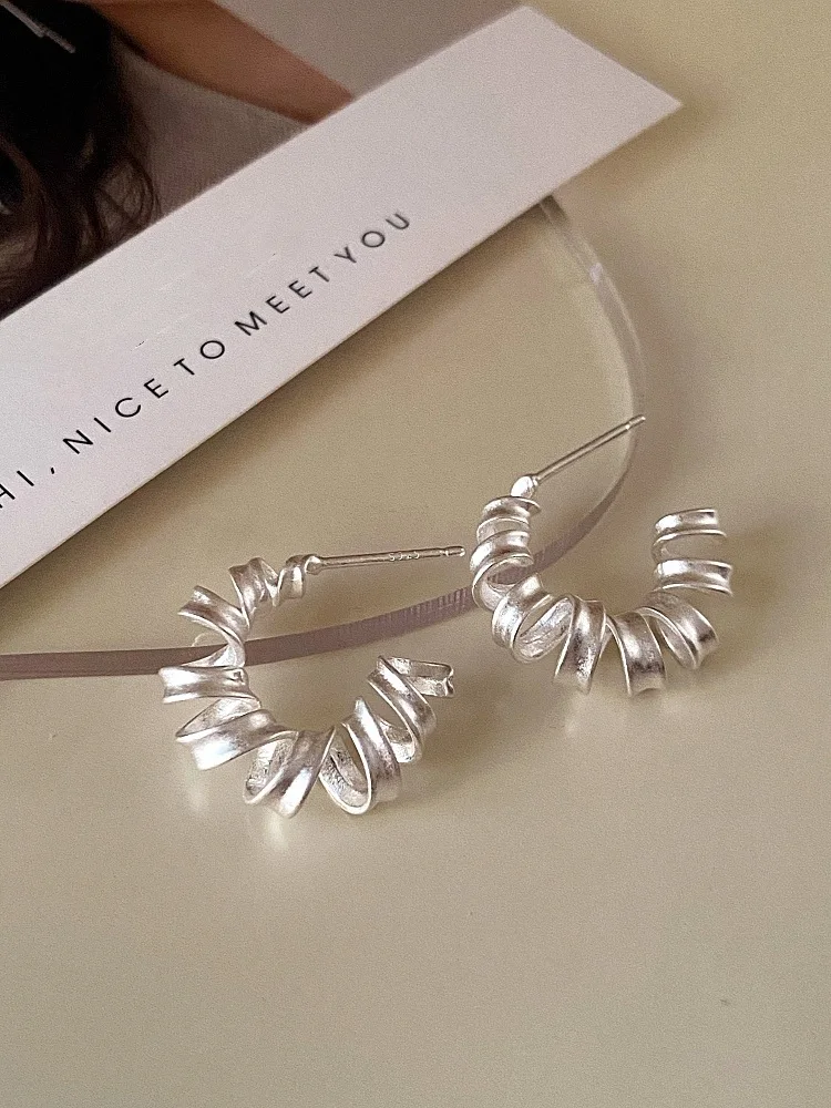 

S925 sterling silver C-shaped coil earrings, women's frosted telephone cable earrings, unique and niche design earrings HX1