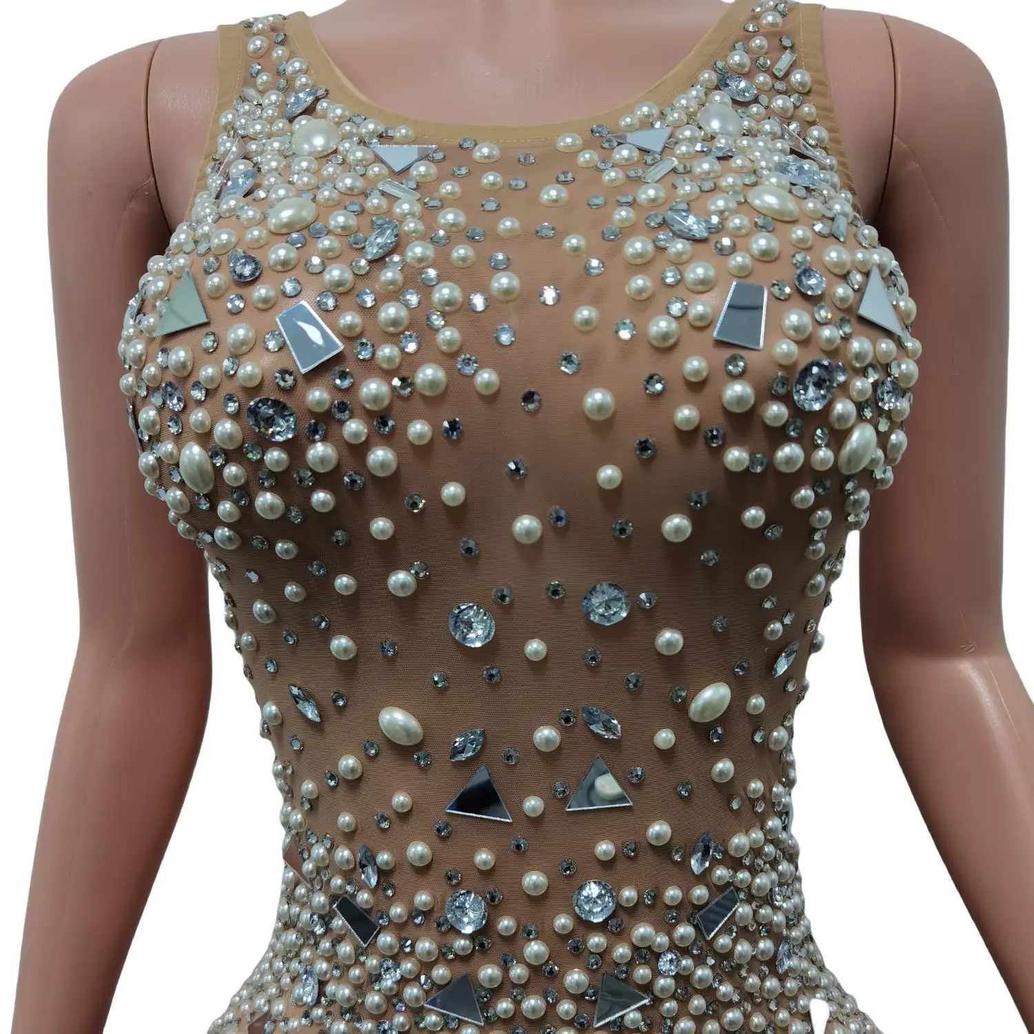 Рисунок 5 - Женское коктейльное платье с блестящими кристаллами