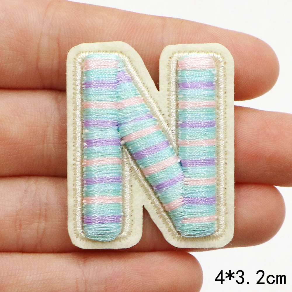 1 Stück 40mm Blau gestreifte A-Z Alphabet-Aufnäher zum Aufbügeln für Kleidung, Applikation, bestickte Aufnäher, DIY, individuelles Namensschild, Deko-Aufkleber – Detail 17