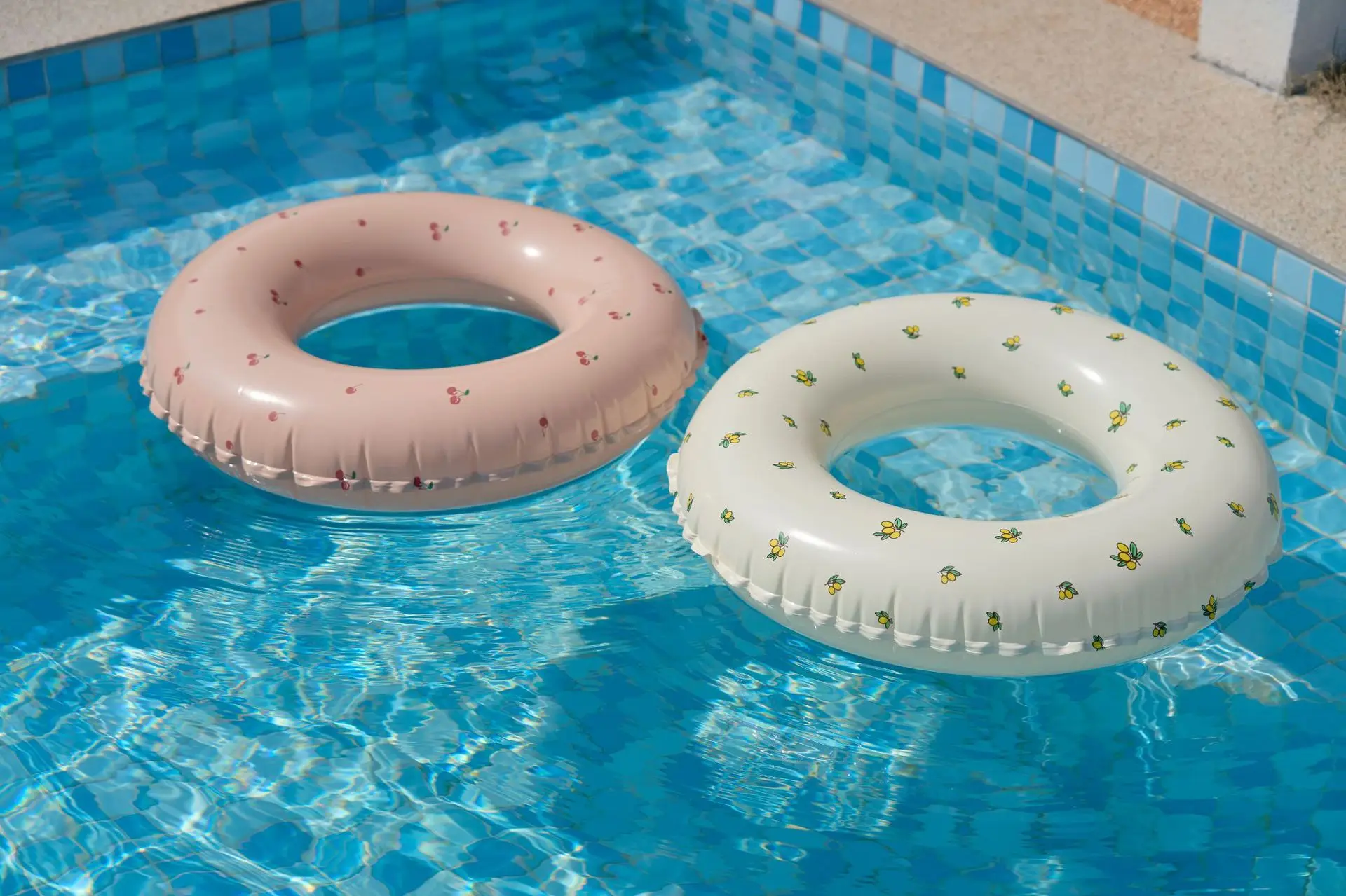 Cherry 80 - Bouée de piscine gonflable rayée vintage pour adultes et