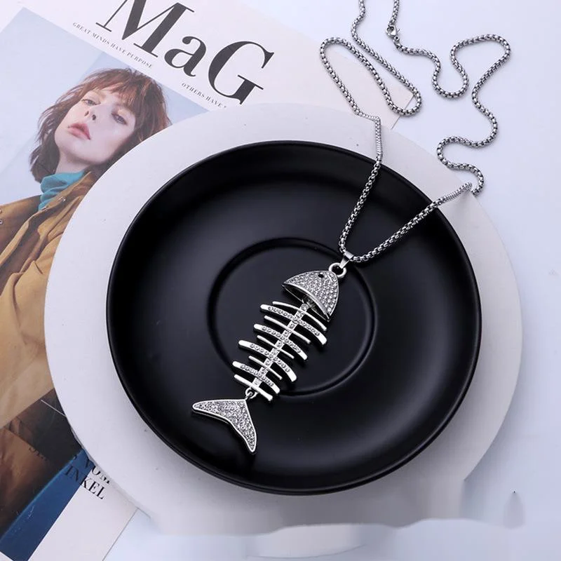 Temperament Fashion Network Collana con ciondolo a forma di osso di pesce grande con diamanti intarsiati rossi, personalità della moda femminile, catena lunga per maglioni, accessori_voghion.com