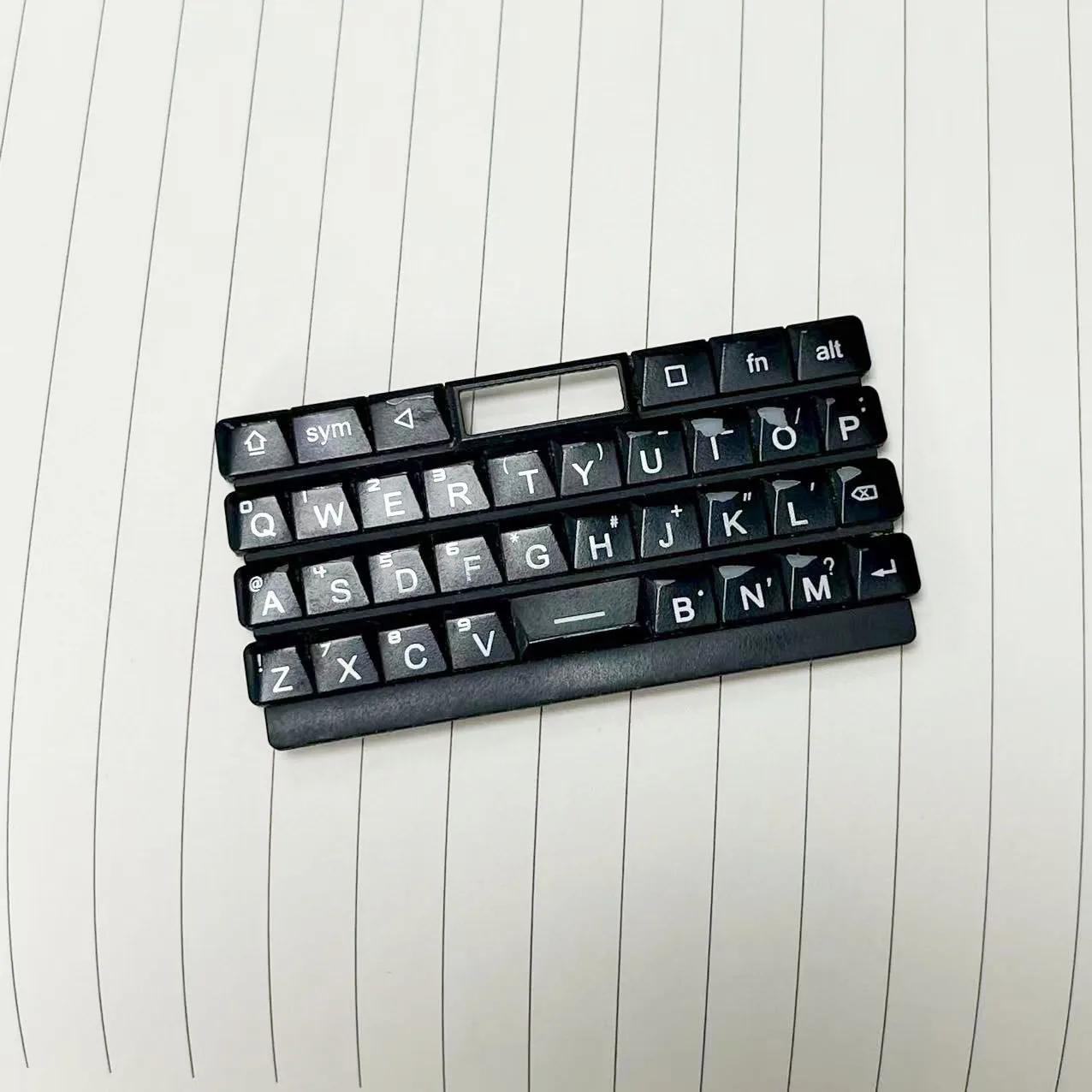 새로운 원본이 아닌 Unihertz Titan Slim 휴대폰 키보드 키에 스크래치 표시가 있는 분해