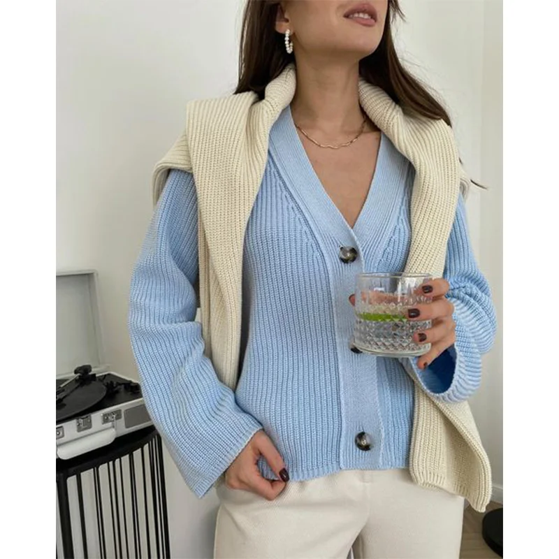 Рисунок 2 - Женский короткий кардиган на пуговицах