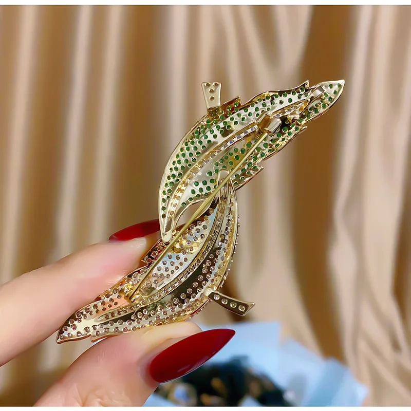 Korea's Elegant Zircon Maple Leaf Brooches Atmosphere Fashion Double Leaf Entanglement Brooch Women Coat Clothing Accessories