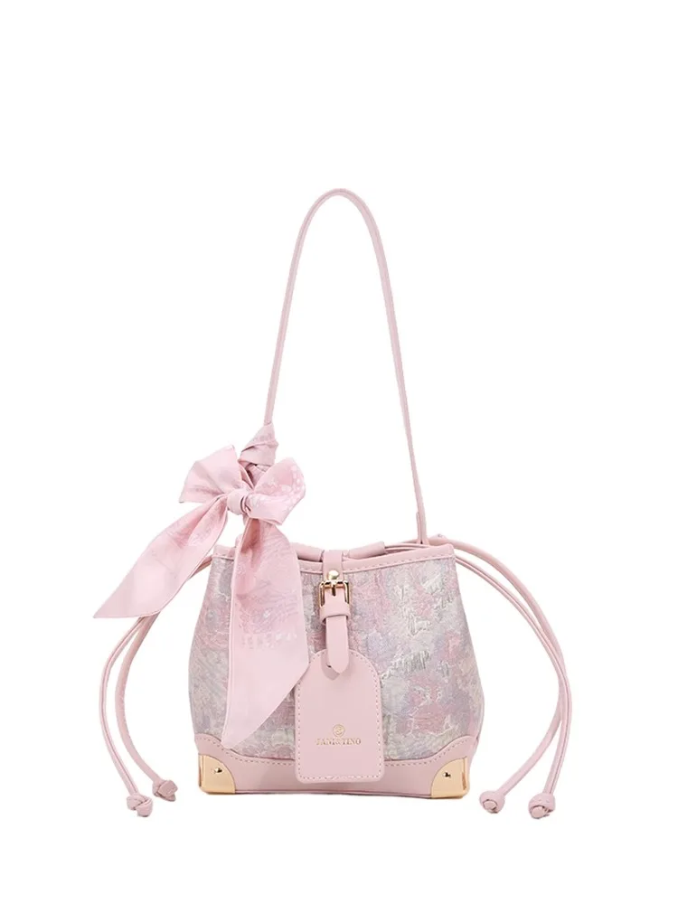 حقيبة كتف دلو عصرية ورائجة، مزينة بأوشحة جذابة وطب...