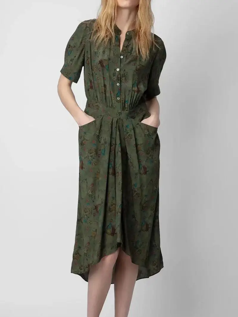 

Short-sleeved dress design with dark green print, short front and long round neck short-sleeved dress and long skirt.