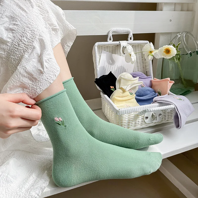 

Women Floral Embroidery Socks Harajuku Vintage Crew Socks Women Cotton Breathable Japanese Fashion Solid Color Cute Long Socks