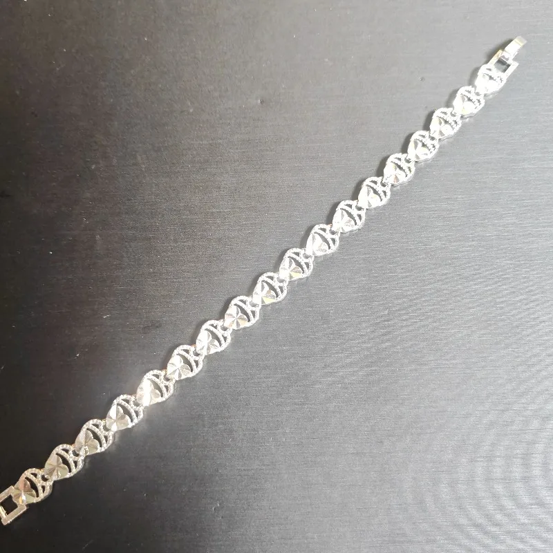 Elegant Two-Tone Heart Rectangular Link Bracelet - Silver Tone Textured Chain