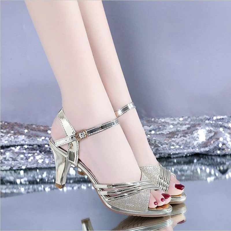 HIGH HEELED WOMEN