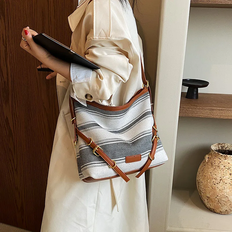 Large Capacity Striped Single Shoulder Underarm Bags For Women 2023 New Fashionable CrossbodyTote Bag For Daily Outing