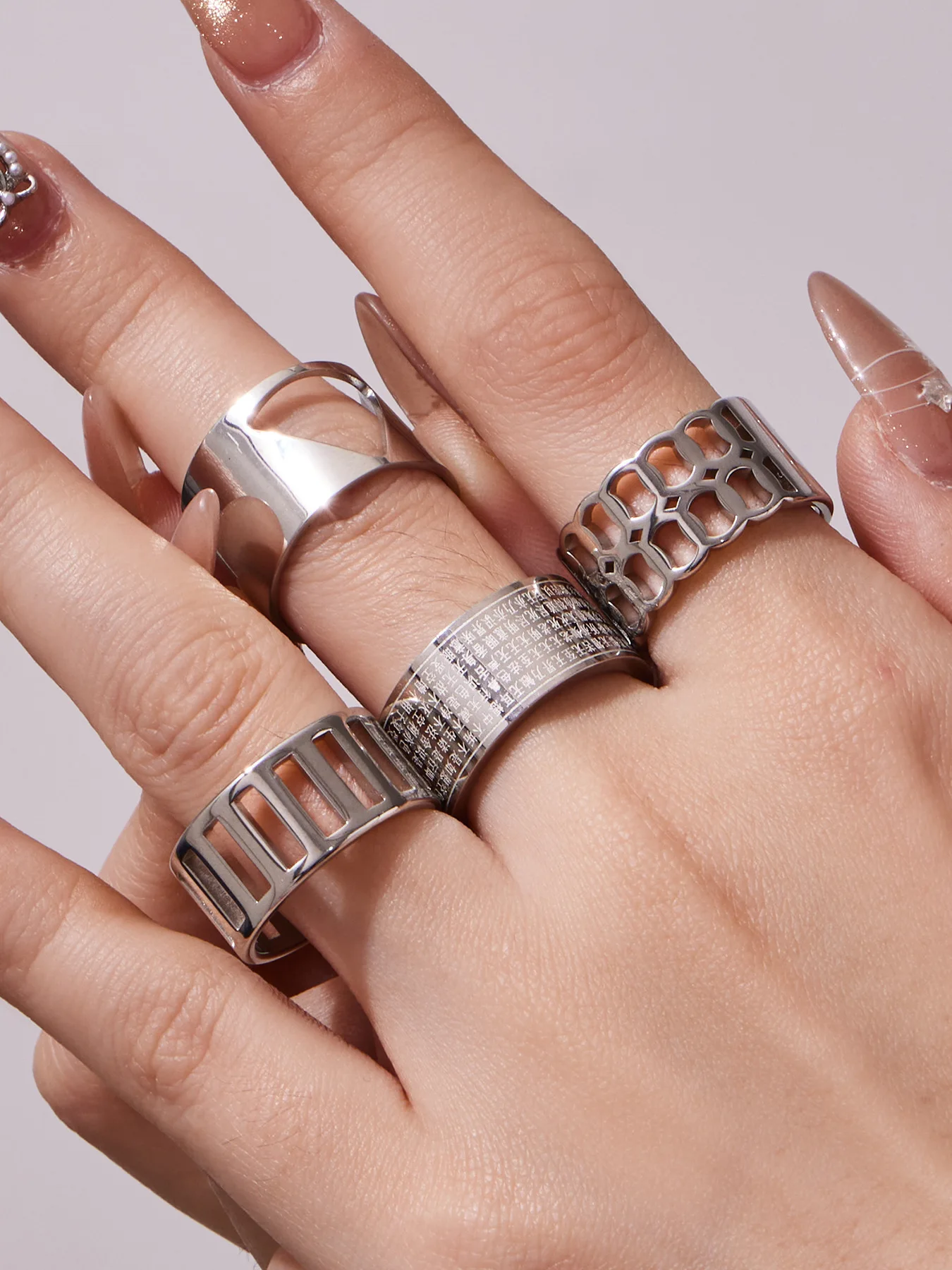 Edelstahlringe für Damen 18K Vergoldeter Breiter Bandring Ausgehöhlte Geometrische Minimalistische Ringe Modeschmuck Accessoire – Detail 8
