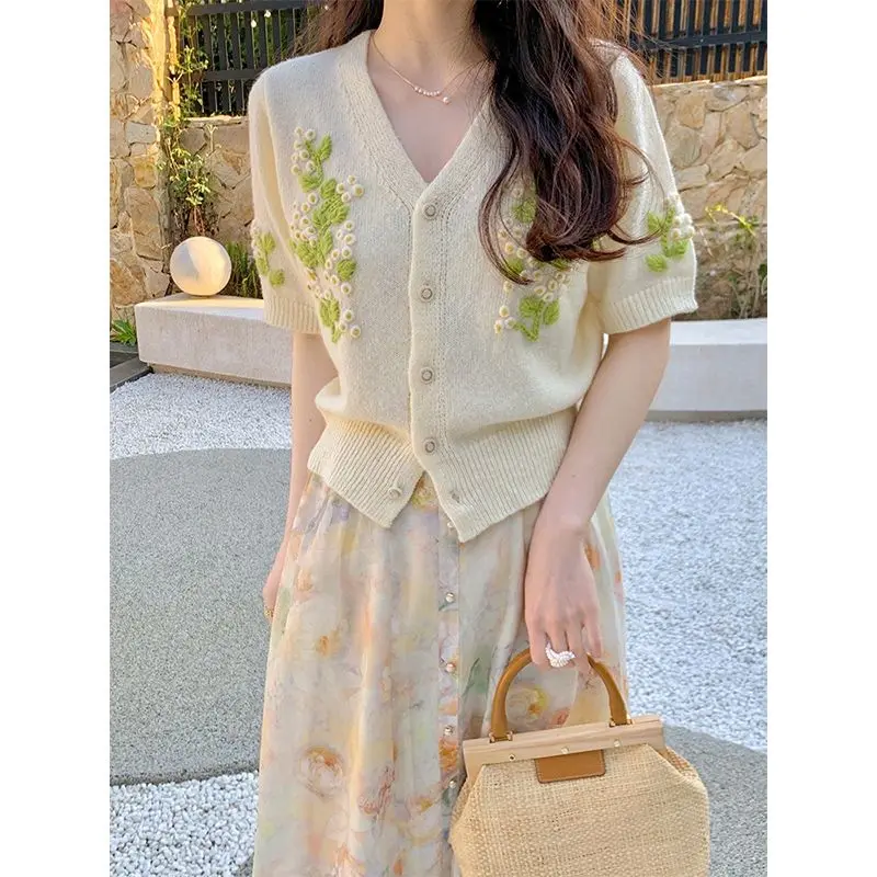 

Женский трикотажный кардиган с коротким рукавом и V-образным вырезом