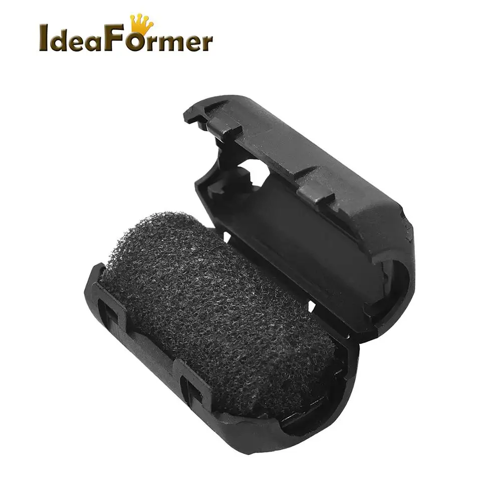 Nettoyeur de filament antistatique installé sur l'extrudeuse d'une imprimante 3D, avec le filament passant à travers.