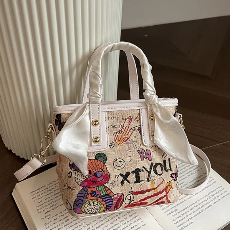 حقيبة يد عصرية بتصميم جرافيتي فني للنساء، تتميز بح...