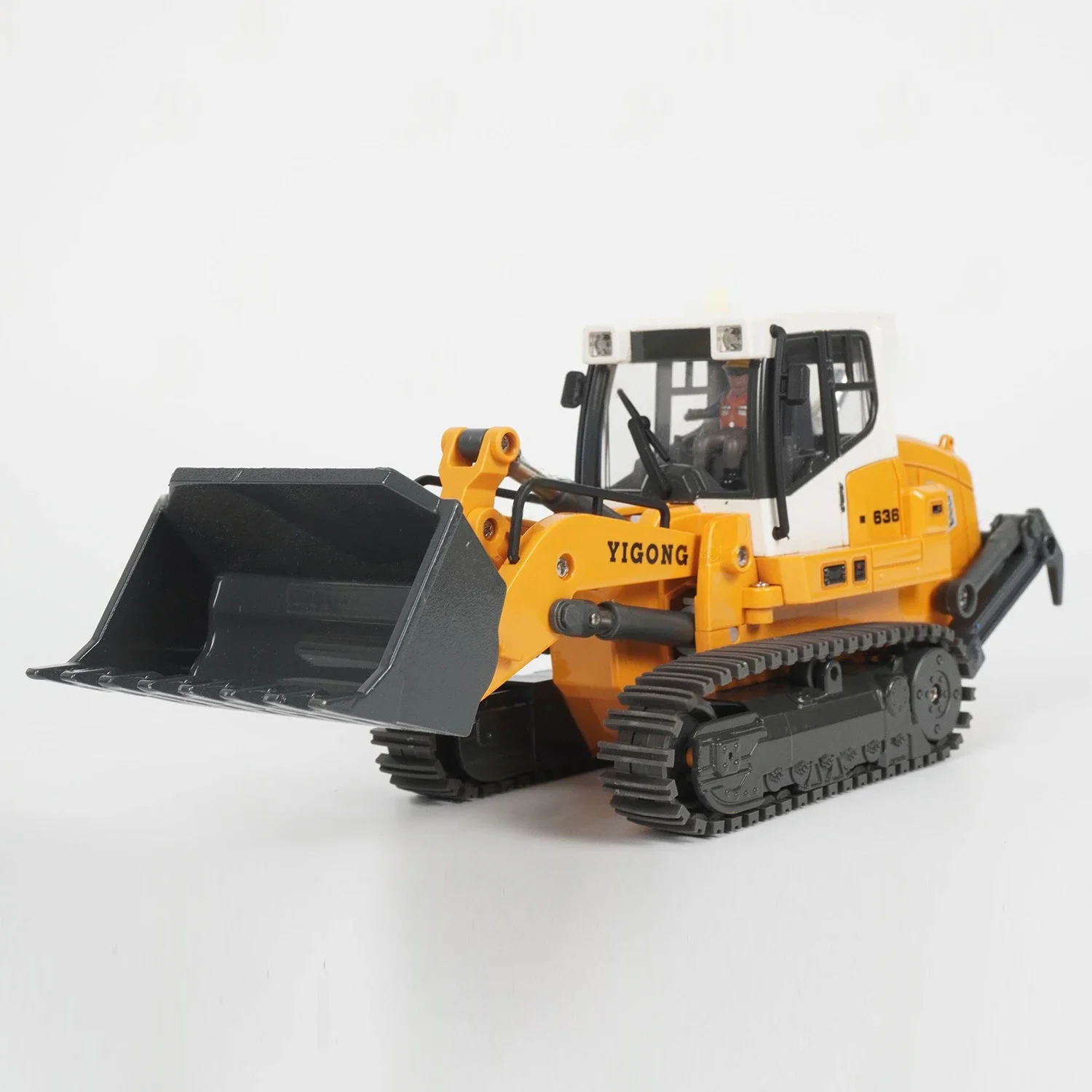 Mini chargeur 636 1/50 RC télécommandé en mouvement sur un chantier miniature, éclairage et son activés