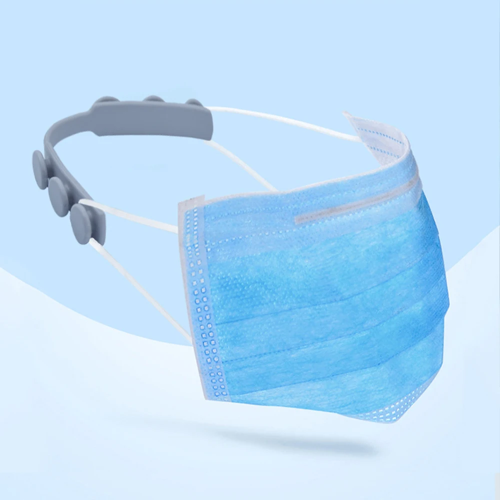 Détail du bouton en silicone maintenant le masque covid sans gêner les oreilles.