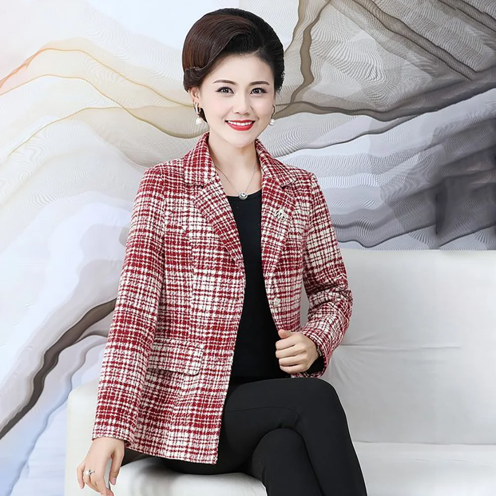 Рисунок 6 - Модное короткое пальто в клетку для мам