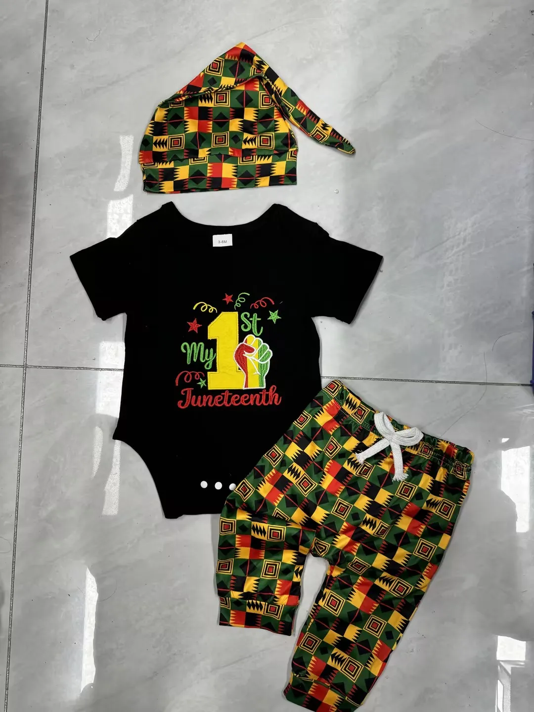 소년 Juneteenth 3Pcs 복장 크루 넥 짧은 소매 문자 손 자수 Romper 탄성 허리 바지 모자 세트 의류