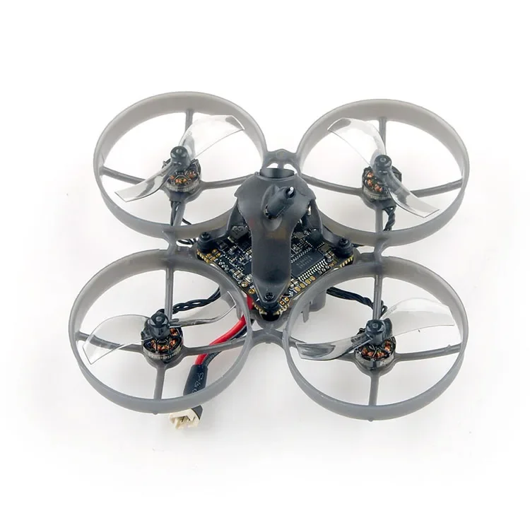 Pilotage FPV du drone Mobula7 75mm ELRS V3.0 1S Whoop FPV Brushless dans un parc en extérieur, vol puissant et stable