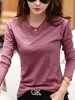 2025 طويلة الأكمام الخريف الشتاء النساء سلوب القطن تي شيرت الإناث زر الخامس الرقبة بلون تي شيرت القهوة الكورية لينة القمم