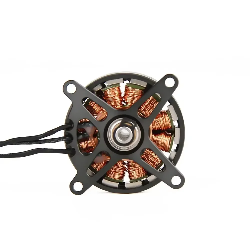 Vue éclatée d'un moteur brushless haute performance pour modélisme, avec stator et rotor visibles.