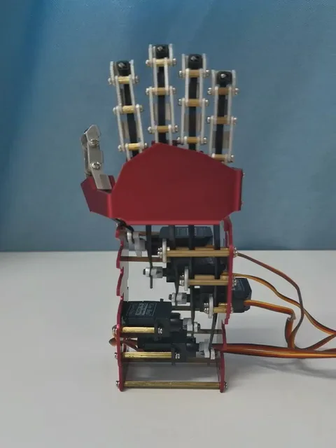 프로그래밍 가능한 로봇 손으로 교육적 가치와 재미를 더하다
