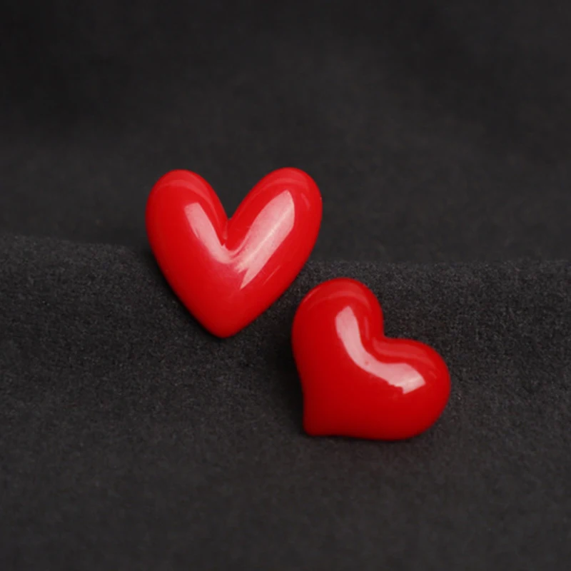 Broche de resina rojo corazón romántico para mujer