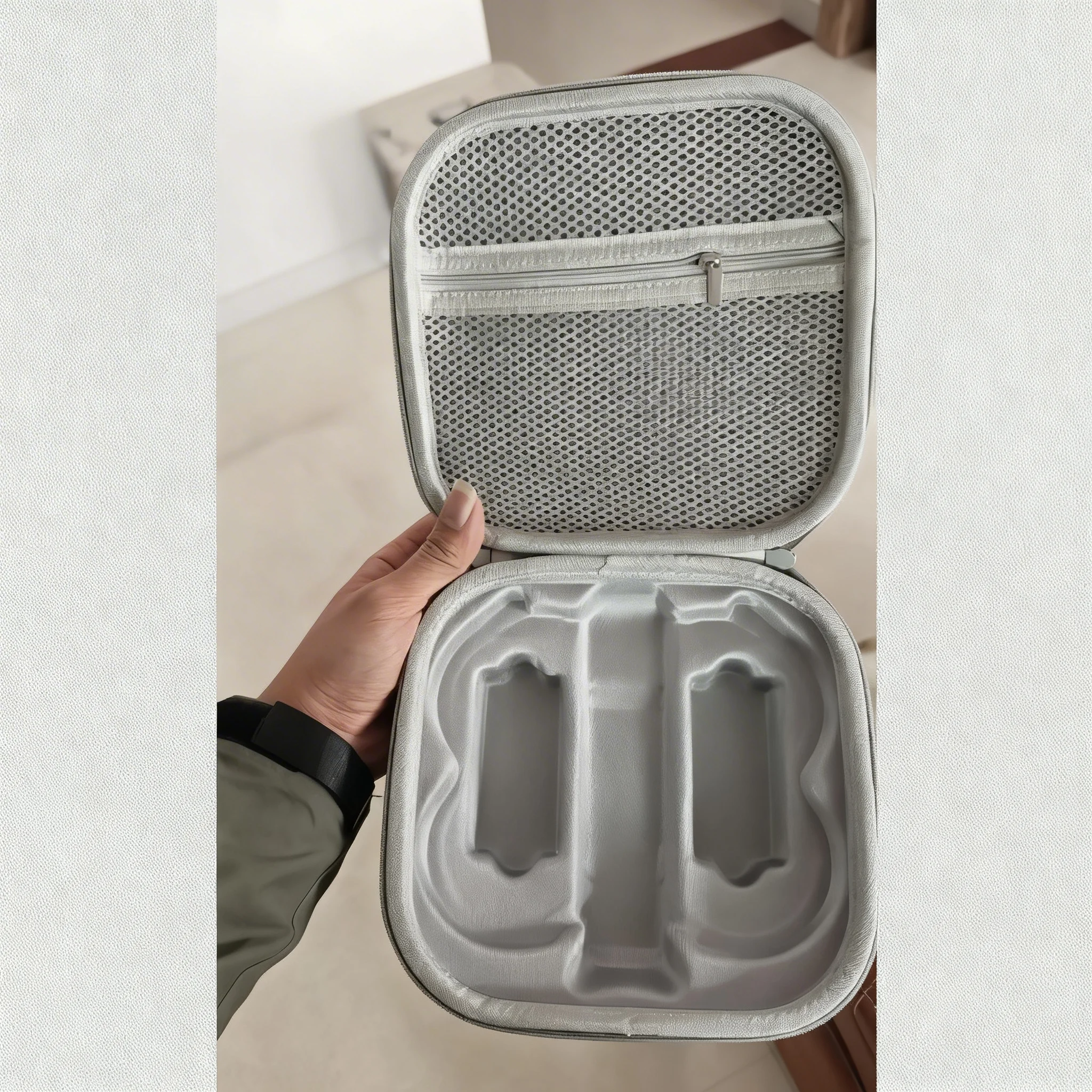Intérieur du sac de transport pour drone DJI NEO 2 avec compartiments moulés pour le drone et accessoires.