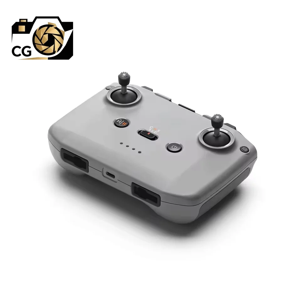 Télécommande RC-N3 compatible DJI NEO 2 Mini 4 Pro 5 Pro Flip tenue à deux mains, prête à piloter un drone, avec le joystick en action.
